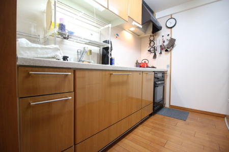 キッチン　作業スペースが広く、三口コンロのキッチンで、料理もはかどりそう！
