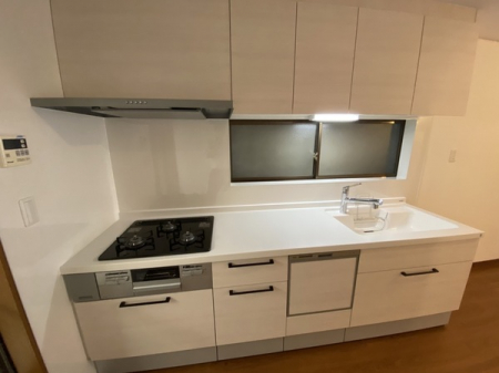 キッチン　作業スペースが広く、収納たっぷりのシステムキッチンなので料理もはかどりそう！
