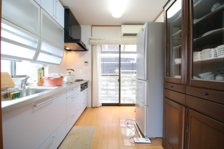 キッチン　■収納スペースが豊富なシステムキッチンです