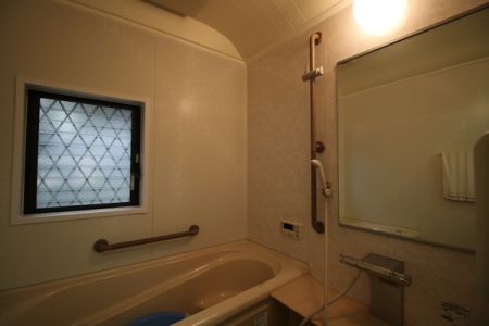 浴室　■窓付きのバスルームで空気がこもらず、スッキリとした空間です。
