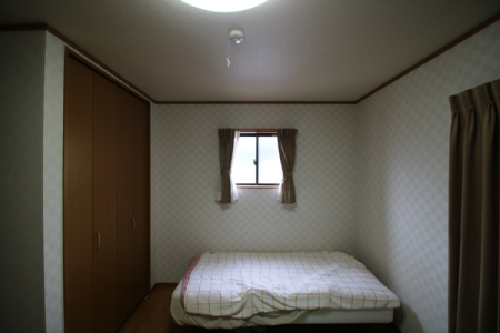 寝室　■2階主寝室です。約9帖のゆったり空間です。