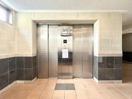 その他共用部　セキュリティ面に配慮されたモニター付エレベーター。