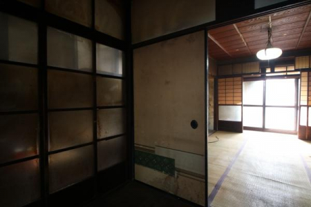 和室　1階2帖の洋室です。
窓が無い為、電気が必要です。