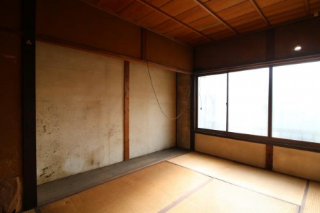 和室　2階6帖の和室です。
幅の広い窓があり、明るく風通しの良いお部屋です。