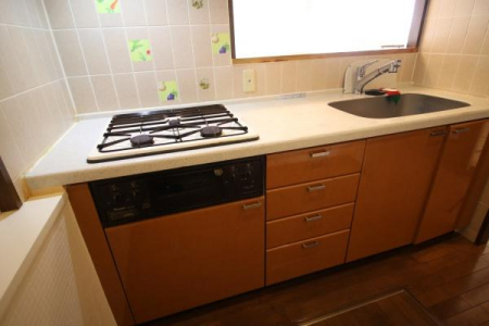 キッチン　キッチンは作業スペース、コンロもしっかりとスペースが確保されており、十分な収納もございます。