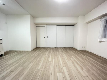 洋室　広々13.8帖のLDK
奥の洋室（6.8帖）の扉を開放することでゆったりとしたスペースに。用途に分けてお部屋を間仕切りすることで生活しやすいお家になります。