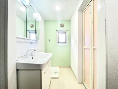 洗面台・洗面所　防水パン付きの脱衣スペース・新調された化粧洗面台。洗面室にも窓が付いており、湿気対策も考慮されております。