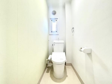 トイレ　小部屋くらいの広さを感じる開放感のあるトイレ。新調されており衛生面が気になる方も安心です。