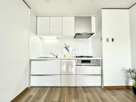 キッチン　空間を余すことなく使える壁付け型システムキッチンは3口コンロにグリルスペースと基本設備が充実。デザイン・機能性ともに優れております。