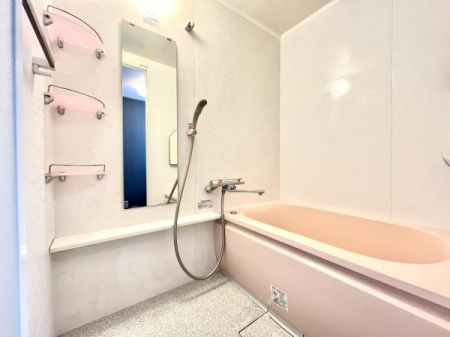 浴室　白を基調としたユニットバスルーム。広々空間でリラックス空間を演出しております。
