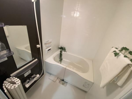 浴室　新調されたバスルーム。キッチン横のリモコンからも追い炊き機能など遠隔で操作可能。