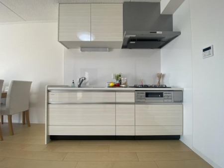 キッチン　新調されたシステムキッチン。壁付けタイプで空間を有効活用できます。
3口コンロにグリルスペース付きで料理も捗ります。