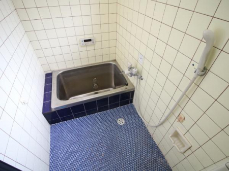 浴室　1階ふろ場です。
昔ながらのお風呂ですが、おいだき機能があります。