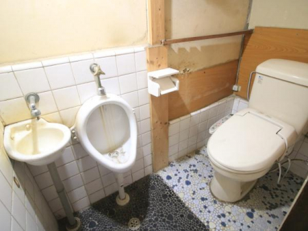トイレ　小便器と独立洗面台があるお手洗いです。