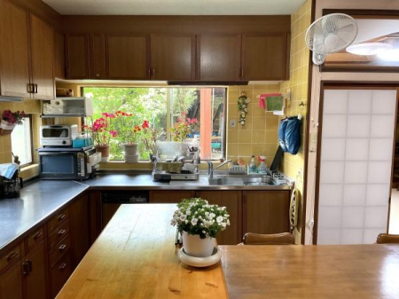 キッチン　窓からバーベキュースペースが見通せる楽しい作りのキッチンです。