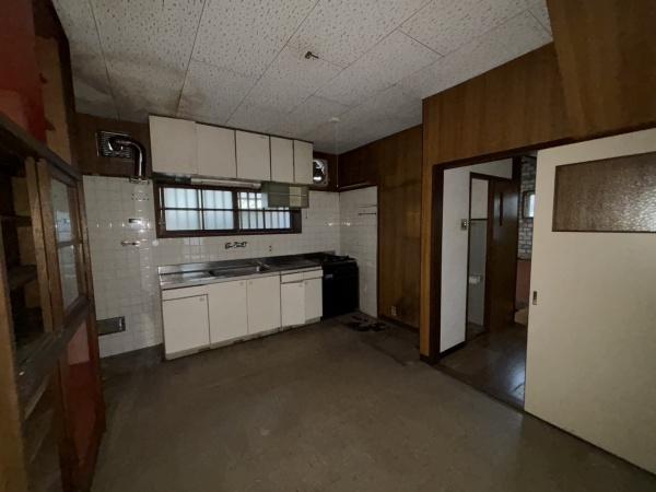 ���s�{���s�s�R�ȋ�l�m�{������ 8-323�̒��È�ˌ��Ẵ��r���O�ȊO�̋���