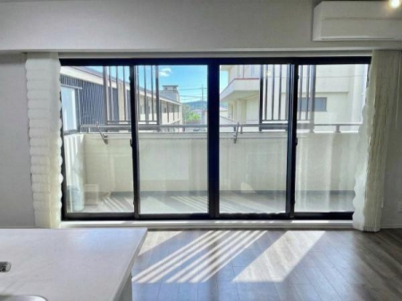 ���r���O�@��Ƃ肠��L�����m�ۂ������r���O�B�傫�ȑ����獷�����ތ����A�Ƒ��̒c����D������ݍ��݂܂��B�Ƌ��u���Ă���Ƃ��������A�J���I�Ȑ݌v�ł��B