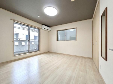 �m���@�쑤�̑傫�ȑ����炽���Ղ�̌����������ށA���邢8��̗m���ł��B�x�����_�����ŊO�Ƃ̌q�������������J���I�Ȑ݌v�B�V����[�ɂ����邽�߁A�Ƌ���ŏ����ɗ}���āA�������Ƃ�����ԃf�U�C�����y���߂܂��B